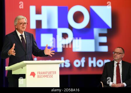 Frankfurt, Deutschland. Oktober 2020. 13. Oktober 2020, Hessen, Frankfurt/Main: Volker Bouffier (CDU), Ministerpräsident von Hessen, spricht bei der Eröffnungspressekonferenz der Frankfurter Buchmesse in der Festhalle in Anwesenheit von Manfred Krupp (r), Generaldirektor des Hessischen Rundfunks. Die koronabezogene Sonderausgabe 2020 der Buchmesse unter dem Motto "Zeichen der Hoffnung" findet vom 14. Bis 18. Oktober statt. Foto: Arne Dedert/dpa Pool/dpa Kredit: dpa picture Alliance/Alamy Live News Stockfoto