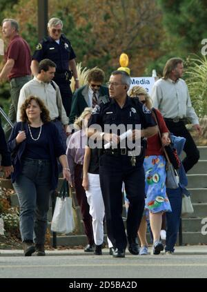 Die Grossen Geschworenen In Der Jonbenet Ramsey Mordfall Werden Auf Der Anderen Strassenseite Von Der Polizei