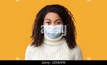 Porträt einer jungen Frau in medizinischer Maske Stockfoto