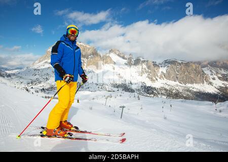 Alpin Skifahrer stehen auf der Piste in den Winterbergen Dolomiten Italien In den schönen alpen Cortina d'Ampezzo Col Gallina Berge berühmt Skilanglauf im Gelände Stockfoto