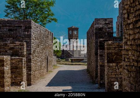 Blick auf den Uhrenturm von den Steinmauern des Gjirokaster Schlosses. UNESCO-Weltkulturerbe Wahrzeichen in Albanien. Stockfoto