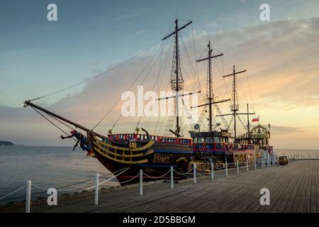 Sopot, Polen - 04. Oktober 2020: Galeonschiff an der Pier in Sopot, Polen Stockfoto