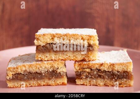 Drei Apfelkuchen Scheiben als Dreieck, eine auf den anderen zwei, Vorderansicht Stockfoto
