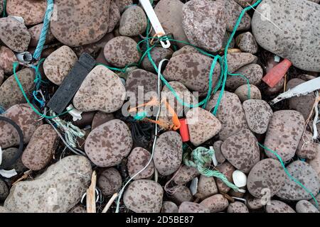 Plastikmüll und andere Trümmer, die an einem Strand auf der abgeschiedenen Coigach-Halbinsel, Wester Ross, Northwest Highlands of Scotland, Großbritannien, aufgespült werden Stockfoto