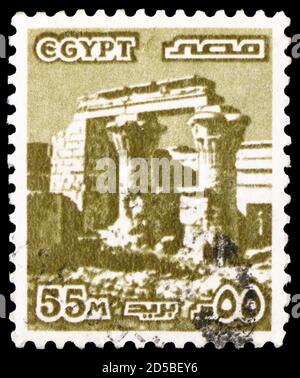 MOSKAU, RUSSLAND - 28. SEPTEMBER 2020: Die in Ägypten gedruckte Briefmarke zeigt Ruinen des Edfu-Tempels, Definitives Serie, um 1978 Stockfoto