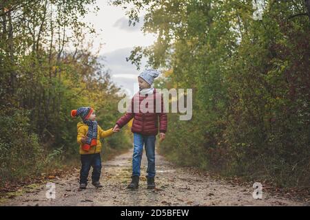 Glückliche Kinder, Laufen und Springen und Spielen im Herbstpark Stockfoto