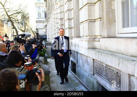 Simon Stevens Chief Executive des National Health Service England in Whitehall, London, wird an einem Regierungskobra-Treffen über die COVID 19-Pandemie teilnehmen. Stockfoto