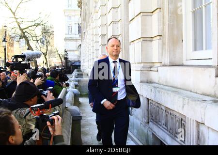 Simon Stevens Chief Executive des National Health Service England in Whitehall, London, wird an einem Regierungskobra-Treffen über die COVID 19-Pandemie teilnehmen. Stockfoto