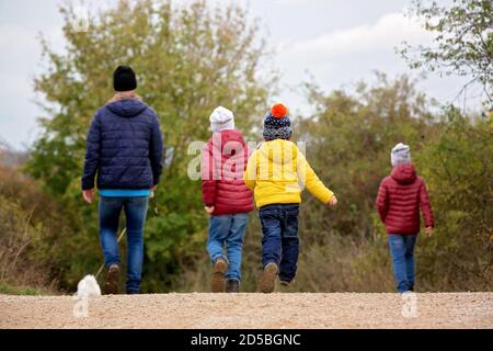 Glückliche Kinder, Laufen und Springen und Spielen im Herbstpark Stockfoto