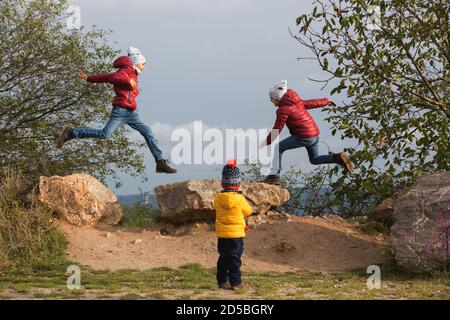 Glückliche Kinder, Laufen und Springen und Spielen im Herbstpark Stockfoto