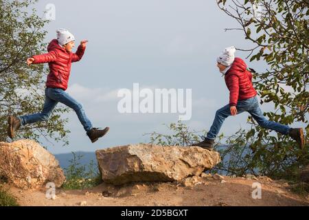 Glückliche Kinder, Laufen und Springen und Spielen im Herbstpark Stockfoto