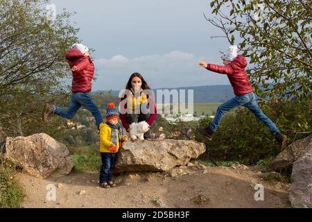 Glückliche Kinder, Laufen und Springen und Spielen im Herbstpark Stockfoto