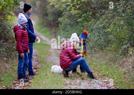 Glückliche Kinder, Laufen und Springen und Spielen im Herbstpark Stockfoto