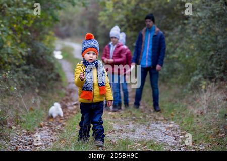 Glückliche Kinder, Laufen und Springen und Spielen im Herbstpark Stockfoto