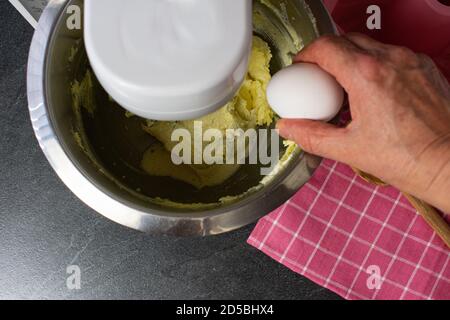 Vorbereitung der Herstellung eines Teig für einen Marmorkuchen Stockfoto