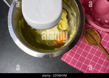 Vorbereitung der Herstellung eines Teig für einen Marmorkuchen Stockfoto