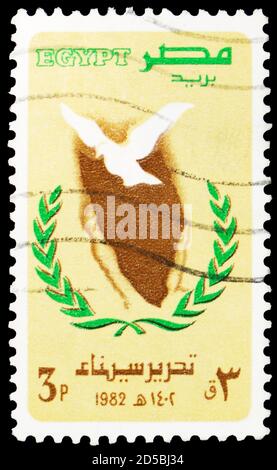 MOSKAU, RUSSLAND - 28. SEPTEMBER 2020: Briefmarke gedruckt in Ägypten zeigt Befreiung des Sinai - Taube, Karte und Kranz, Ägyptische Geschichte Serie, circ Stockfoto