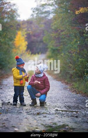 Glückliche Kinder, Laufen und Springen und Spielen im Herbstpark Stockfoto