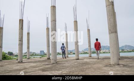 Pileru, Andhra Pradesh, Indien - Oktober 03,2020 : zwei Freunde, die in einem Tempel gehen, der im Aufbau ist Stockfoto