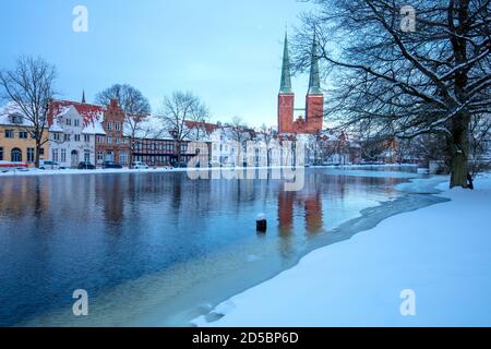 Deutschland, Schleswig-Holstein, Hansestadt Lübeck. Sommerabend auf der Untertrave. Blick auf den Lübecker Dom. Stockfoto