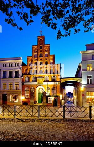 Deutschland, Schleswig-Holstein, Hansestadt Lübeck. Blick auf die Schiffergesellschaft in der Breiten Straße. Stockfoto