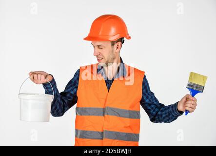 Echter Maler Arbeiter in Helm. Schreiner bereit zu arbeiten. Bauwerkzeug Reparatur Ausrüstung. Junger Arbeiter ist Ingenieur Assistent. Reparaturmeister in Uniform. Mann verwenden Pinsel malen. Vorarbeiter-Inspektor. Stockfoto