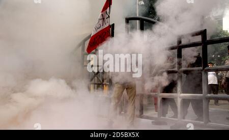 Tangerang, Indonesien. Oktober 2020. Studenten hielten eine Demonstration gegen das Omnibus-Gesetz Cipta Kerja vor dem Regierungsgebäude der Stadt Tangerang ab. (Foto von Fajrin Raharjo/Pacific Press) Quelle: Pacific Press Media Production Corp./Alamy Live News Stockfoto