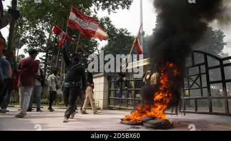 Tangerang, Indonesien. Oktober 2020. Studenten hielten eine Demonstration gegen das Omnibus-Gesetz Cipta Kerja vor dem Regierungsgebäude der Stadt Tangerang ab. (Foto von Fajrin Raharjo/Pacific Press) Quelle: Pacific Press Media Production Corp./Alamy Live News Stockfoto