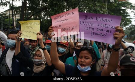 Tangerang, Indonesien. Oktober 2020. Studenten hielten eine Demonstration gegen das Omnibus-Gesetz Cipta Kerja vor dem Regierungsgebäude der Stadt Tangerang ab. (Foto von Fajrin Raharjo/Pacific Press) Quelle: Pacific Press Media Production Corp./Alamy Live News Stockfoto