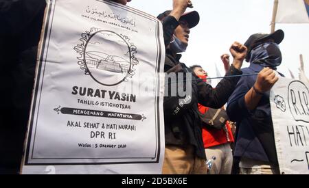 Tangerang, Indien. Oktober 2020. Studenten hielten eine Demonstration gegen das Omnibus-Gesetz Cipta Kerja vor dem Regierungsgebäude der Stadt Tangerang ab. (Foto von Fajrin Raharjo/Pacific Press) Quelle: Pacific Press Media Production Corp./Alamy Live News Stockfoto