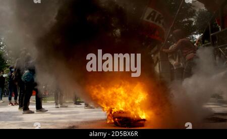 Tangerang, Indonesien. Oktober 2020. Studenten hielten eine Demonstration gegen das Omnibus-Gesetz Cipta Kerja vor dem Regierungsgebäude der Stadt Tangerang ab. (Foto von Fajrin Raharjo/Pacific Press) Quelle: Pacific Press Media Production Corp./Alamy Live News Stockfoto