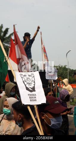 Tangerang, Indonesien. Oktober 2020. Studenten hielten eine Demonstration gegen das Omnibus-Gesetz Cipta Kerja vor dem Regierungsgebäude der Stadt Tangerang ab. (Foto von Fajrin Raharjo/Pacific Press) Quelle: Pacific Press Media Production Corp./Alamy Live News Stockfoto