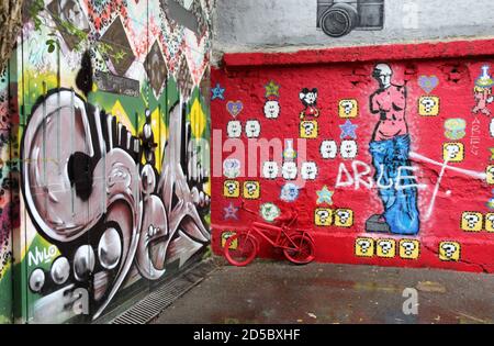 Bemalte Gebäude in Metelkova in Ljubljana, einer Stadt Autonomes Kulturzentrum in Slowenien Stockfoto