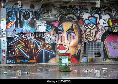 Bemalte Gebäude in Metelkova in Ljubljana, einer Stadt Autonomes Kulturzentrum in Slowenien Stockfoto