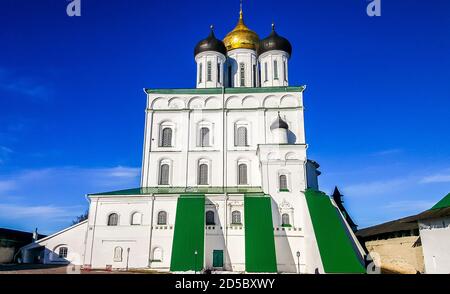 Die Dreifaltigkeitskathedrale befindet sich in der Pskov Krom oder Kreml auf dem östlichen Ufer des Velikaya (große) Fluss. Russland Stockfoto