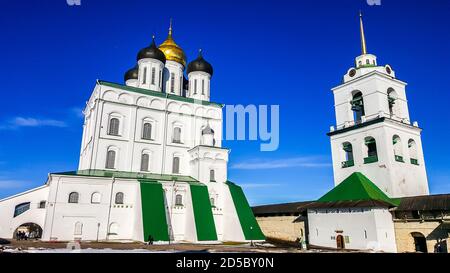 Die Dreifaltigkeitskathedrale befindet sich in der Pskov Krom oder Kreml auf dem östlichen Ufer des Velikaya (große) Fluss. Russland Stockfoto