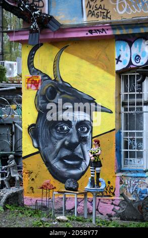 Bemalte Gebäude in Metelkova in Ljubljana, einer Stadt Autonomes Kulturzentrum in Slowenien Stockfoto