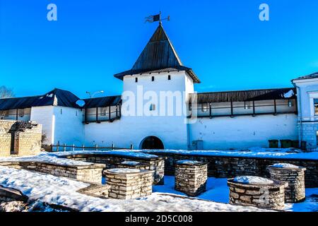 Dowmonts Stadt im Pskov Kreml. Die Grundlagen der alten Kirchen. Pskow, Russland. Stockfoto