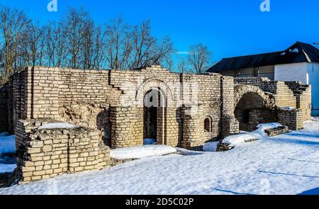 Dowmonts Stadt im Pskov Kreml. Die Grundlagen der alten Kirchen. Pskow, Russland. Stockfoto