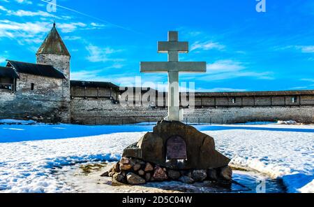 Großes Kreuz auf dem Hof des Pskower Kremls (Pskow Krom). Russland Stockfoto