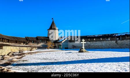 Großes Kreuz auf dem Hof des Pskower Kremls (Pskow Krom). Russland Stockfoto