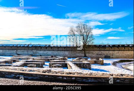 Dowmonts Stadt im Pskov Kreml. Die Grundlagen der alten Kirchen. Pskow, Russland. Stockfoto