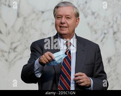 WASHINGTON, DC - 13. OKTOBER: Senator Lindsey Graham (R-SC), Vorsitzender des Justizausschusses des Senats, trifft am 13. Oktober 2020 in Washington, DC, am zweiten Tag der Bestätigungsverhandlung des Obersten Gerichtshofs für Richterin Amy Coney Barrett auf dem Capitol Hill ein. Barrett wurde von Präsident Donald Trump zur Besetzung der im September verstorbenen Justizministerin Ruth Bader Ginsburg ernannt. (Foto von Drew Angerer/Pool/Sipa USA) Stockfoto