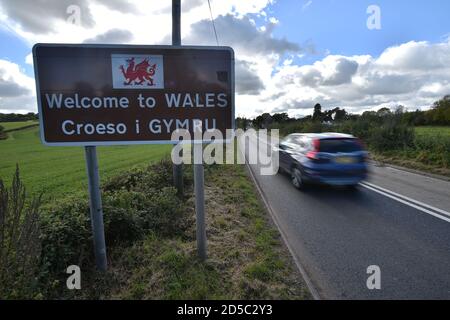 Ein Welcome to Wales Zeichen in der Nähe von Llangue in Monmouthshire, Süd-Ost-Wales. Wales könnte einer neuen nationalen Sperre unterstellt werden, da lokale Maßnahmen in Teilen des Landes möglicherweise nicht ausreichen, um die zunehmende Rate der Übertragung von Coronaviren in die Wintermonate zu unterdrücken. Stockfoto