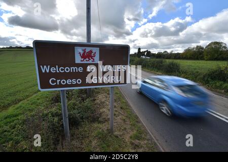 Ein Welcome to Wales Zeichen in der Nähe von Llangue in Monmouthshire, Süd-Ost-Wales. Wales könnte einer neuen nationalen Sperre unterstellt werden, da lokale Maßnahmen in Teilen des Landes möglicherweise nicht ausreichen, um die zunehmende Rate der Übertragung von Coronaviren in die Wintermonate zu unterdrücken. Stockfoto