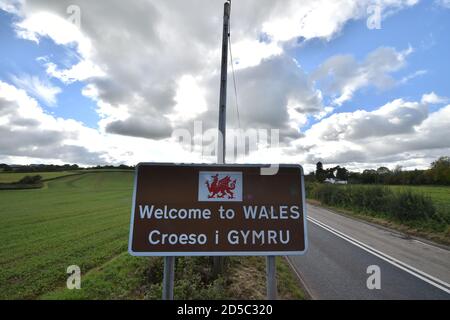 Ein Welcome to Wales Zeichen in der Nähe von Llangue in Monmouthshire, Süd-Ost-Wales. Wales könnte einer neuen nationalen Sperre unterstellt werden, da lokale Maßnahmen in Teilen des Landes möglicherweise nicht ausreichen, um die zunehmende Rate der Übertragung von Coronaviren in die Wintermonate zu unterdrücken. Stockfoto