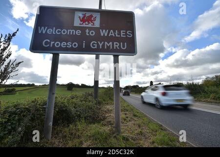 Ein Welcome to Wales Zeichen in der Nähe von Llangue in Monmouthshire, Süd-Ost-Wales. Wales könnte einer neuen nationalen Sperre unterstellt werden, da lokale Maßnahmen in Teilen des Landes möglicherweise nicht ausreichen, um die zunehmende Rate der Übertragung von Coronaviren in die Wintermonate zu unterdrücken. Stockfoto