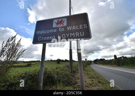 Ein Welcome to Wales Zeichen in der Nähe von Llangue in Monmouthshire, Süd-Ost-Wales. Wales könnte einer neuen nationalen Sperre unterstellt werden, da lokale Maßnahmen in Teilen des Landes möglicherweise nicht ausreichen, um die zunehmende Rate der Übertragung von Coronaviren in die Wintermonate zu unterdrücken. Stockfoto