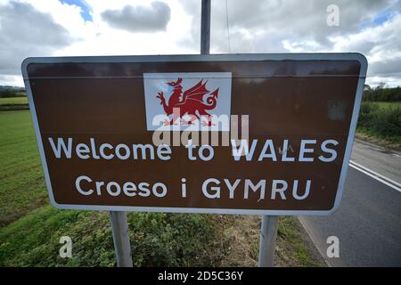 Ein Welcome to Wales Zeichen in der Nähe von Llangue in Monmouthshire, Süd-Ost-Wales. Wales könnte einer neuen nationalen Sperre unterstellt werden, da lokale Maßnahmen in Teilen des Landes möglicherweise nicht ausreichen, um die zunehmende Rate der Übertragung von Coronaviren in die Wintermonate zu unterdrücken. Stockfoto