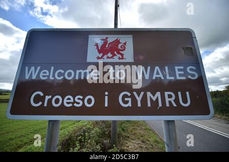 Ein Welcome to Wales Zeichen in der Nähe von Llangue in Monmouthshire, Süd-Ost-Wales. Wales könnte einer neuen nationalen Sperre unterstellt werden, da lokale Maßnahmen in Teilen des Landes möglicherweise nicht ausreichen, um die zunehmende Rate der Übertragung von Coronaviren in die Wintermonate zu unterdrücken. Stockfoto